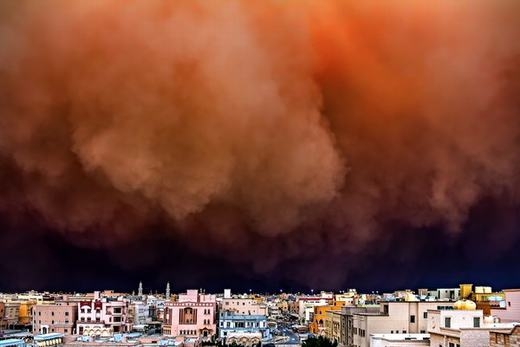 
	
	Những cơn bão cát thường xuyên là nỗi ác mộng của người dân Kuwait và cả ngành hàng không.